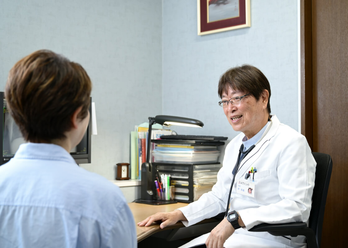 患者の診察を行う医師のイメージ