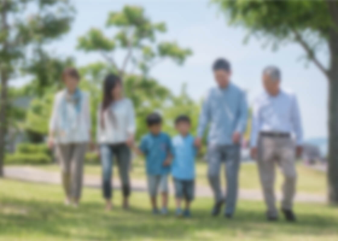 公園を散歩する家族のイメージ